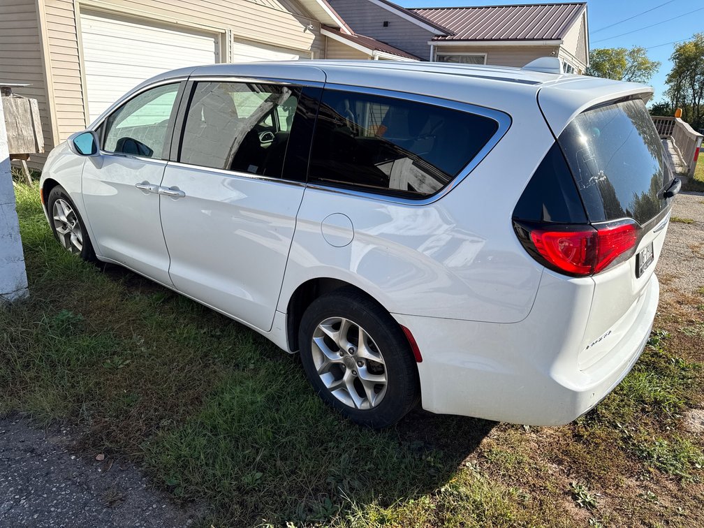 2018 Chrysler Pacifica Van 132,361 Miles, One Owner,Cracked Windshield, Scrape on Passenger Side, Tires Are Good And Its Runs Have Title