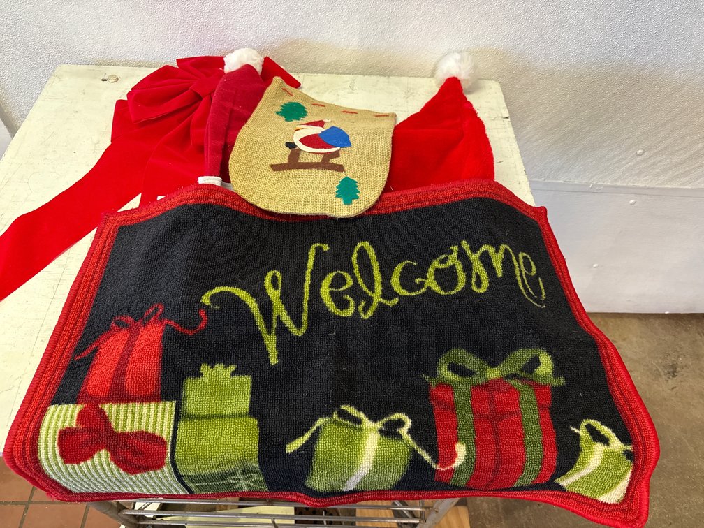 Christmas- Santa Hats, Rug And Bow