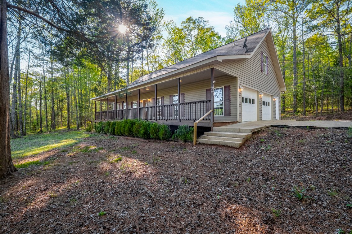 Country Home on 1.88± Acres