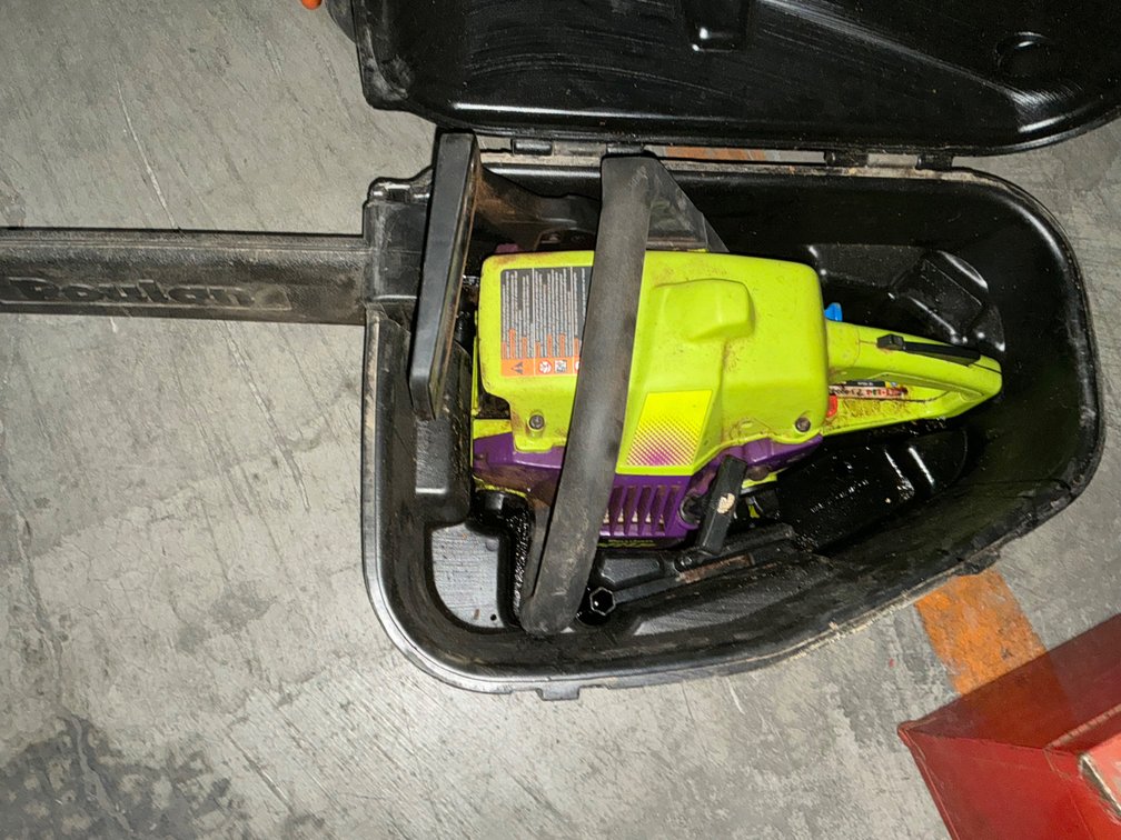 Poulan Wild Thing Chain Saw - 18" Bar, with Case, Rope Start Pulls Freely, Case Has Oil In The Bottom Of It