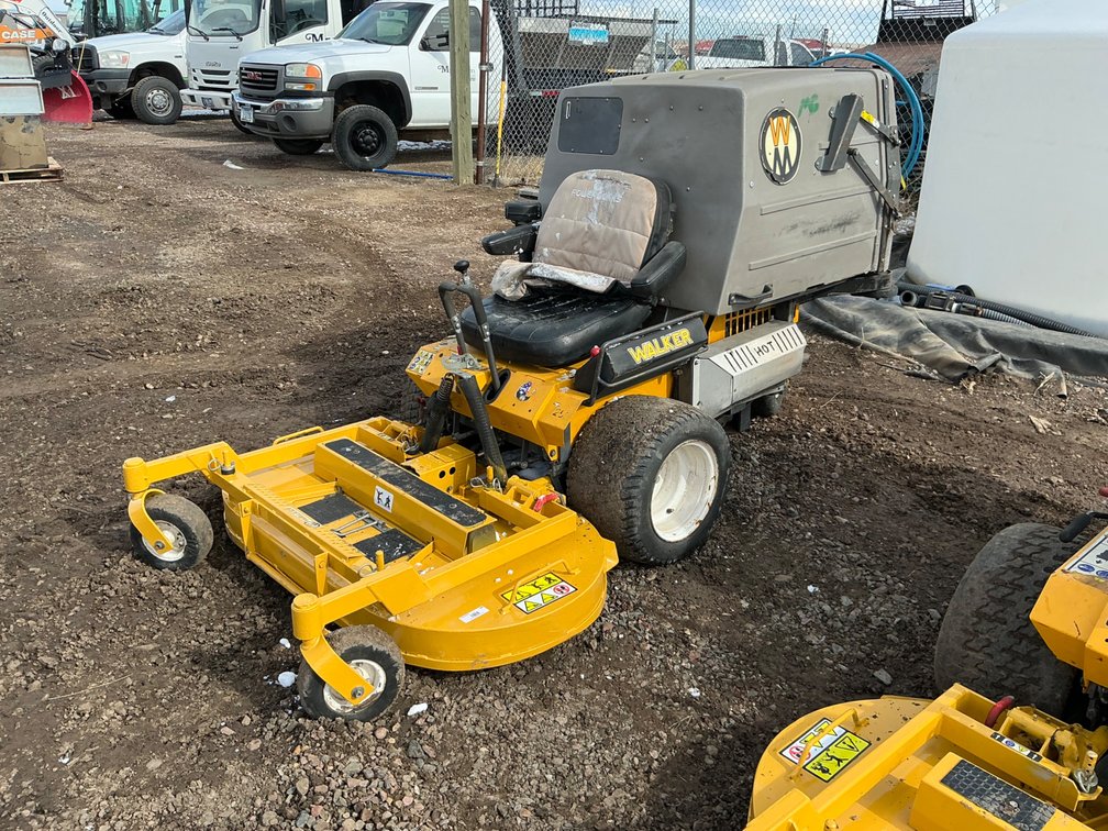 Walker T25 Commercial Riding Mower - Model: MT25I-11, Zero Turn, 25Hp Engine, Showing 3000 Hours, Grass Collection System, Walker 48" Deck, Fair Rubber