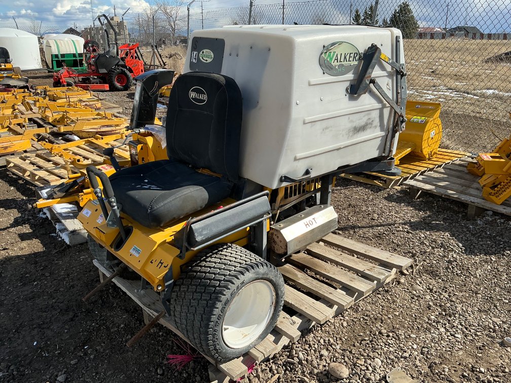 Walker Commercial Riding Mower (Does Not Run) - Model: MTGHS26, Zero Turn, 26Hp Engine, Showing 2245 Hours, Grass Collection System, Fair Rubber (Does Not Run, No Mower Deck)