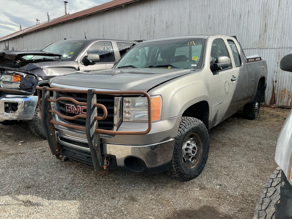 2008 GMC Sierra Pickup Truck, VIN #: 1GTHK29K48E185763 (DOES NOT RUN, WRECKED - FRONT END AND PASSENGER SIDE)