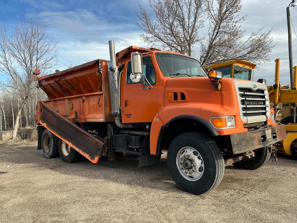 2004 Sterling L9500 Series Truck, VIN #: 2FZHAZCV04AM97477 (WEAK ENGINE, BAD SUSPENSION)