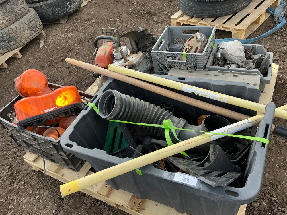 Pallet: Assorted Engine Parts - See Description For Details