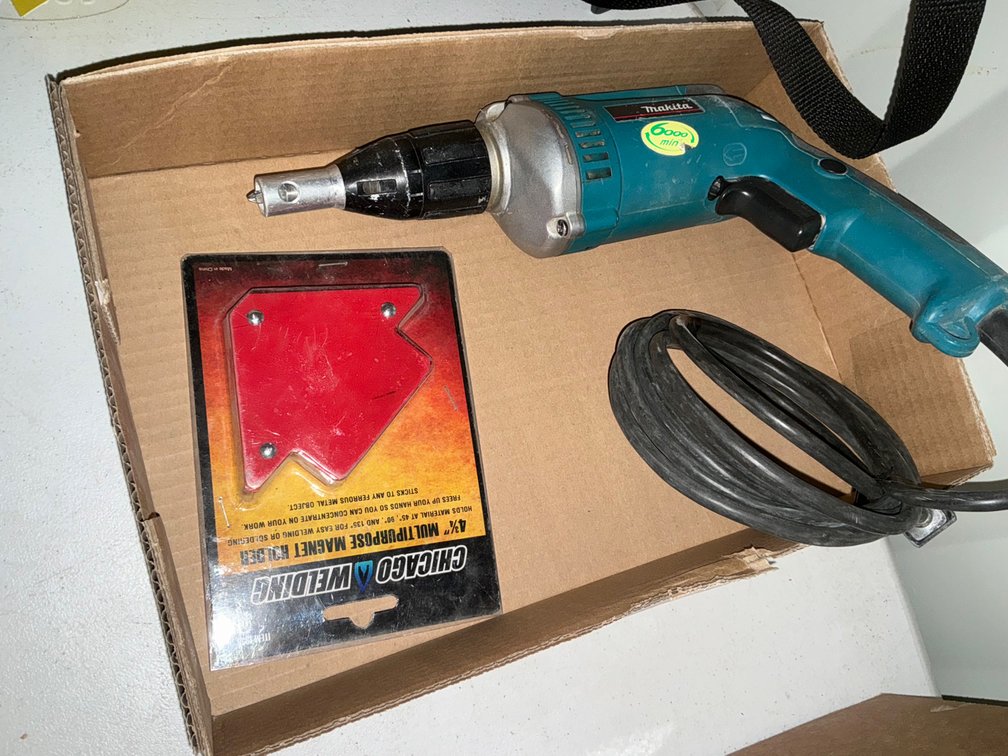 Makita #6825 Screw Gun and 90° 4-3/4" Welding Magnet