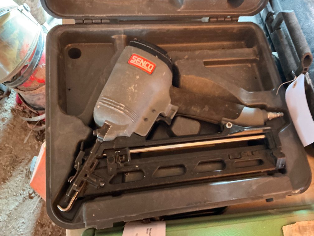 Senco 15Gauge Pneumatic Angled Finish Nailer With Hard Case - Model: SFN40