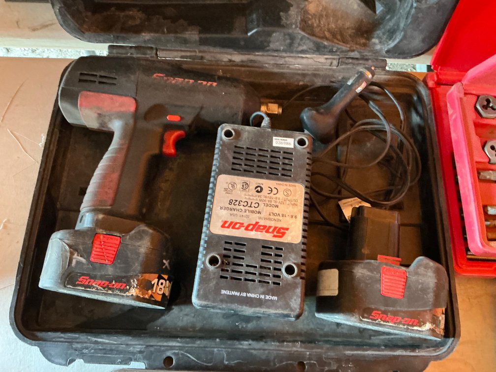 Snap-On 1/2" Cordless 18V Impact Gun - Model: CT3850, With (2) Batteries & DC Charger and Case