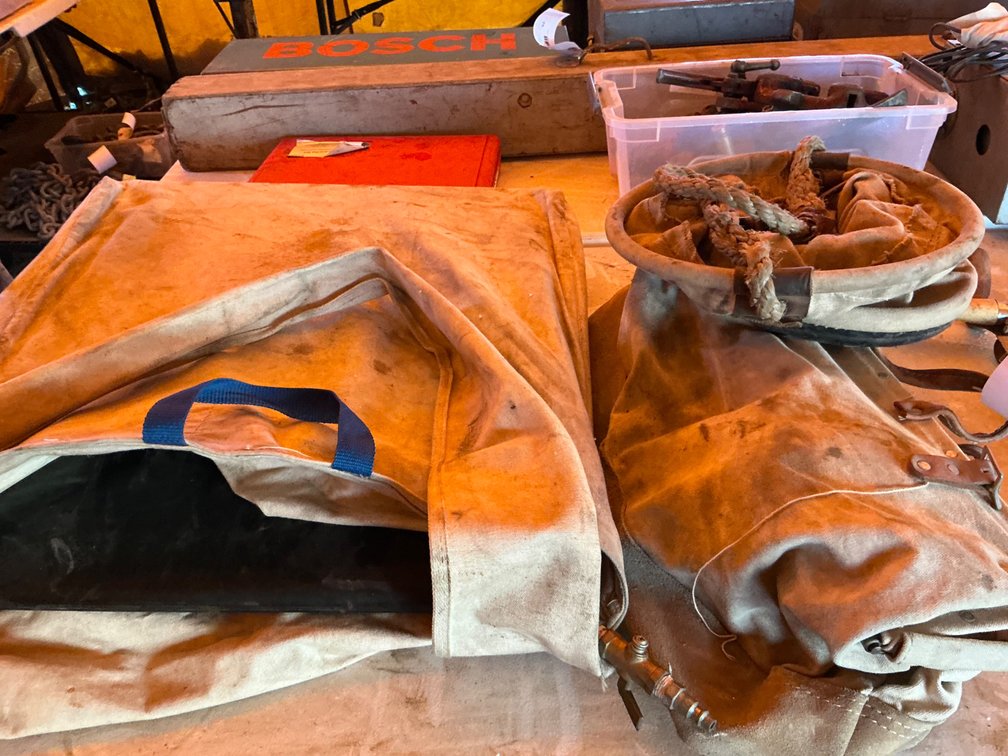 Mat-Jack Heavy Duty Pneumatic Lifting Device Mat To Raise, Shift Or Mobilize Loads In Tight Spaces - Mat Size Is 25" x 21", 3/8" Air Hose, With Canvas Carry Bag And (3) Other Canvas Carry Bags
