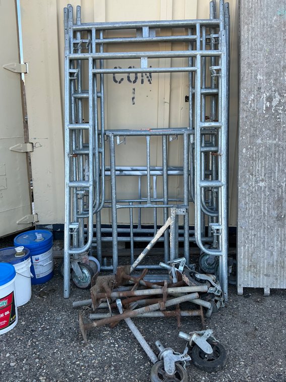 Aluma Systems Aluminum Scaffolding 4'W Set With Wheels & Cross Bracing