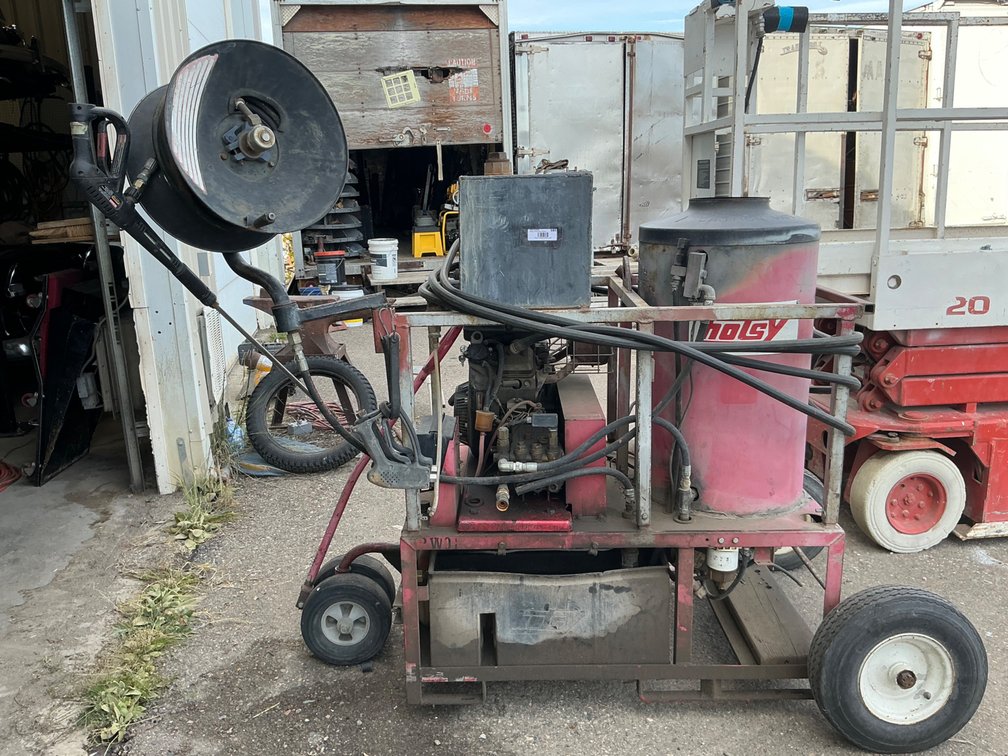 Hotsy Model: 1260 Hot Washer Pressure Washer - 4.5Gpm, 3000Psi, Serial: H27811, Powered By 14Hp. Briggs & Stratton Vanguard Gas Engine, With Hose, Hose Reel, Wand And On Rolling Cart