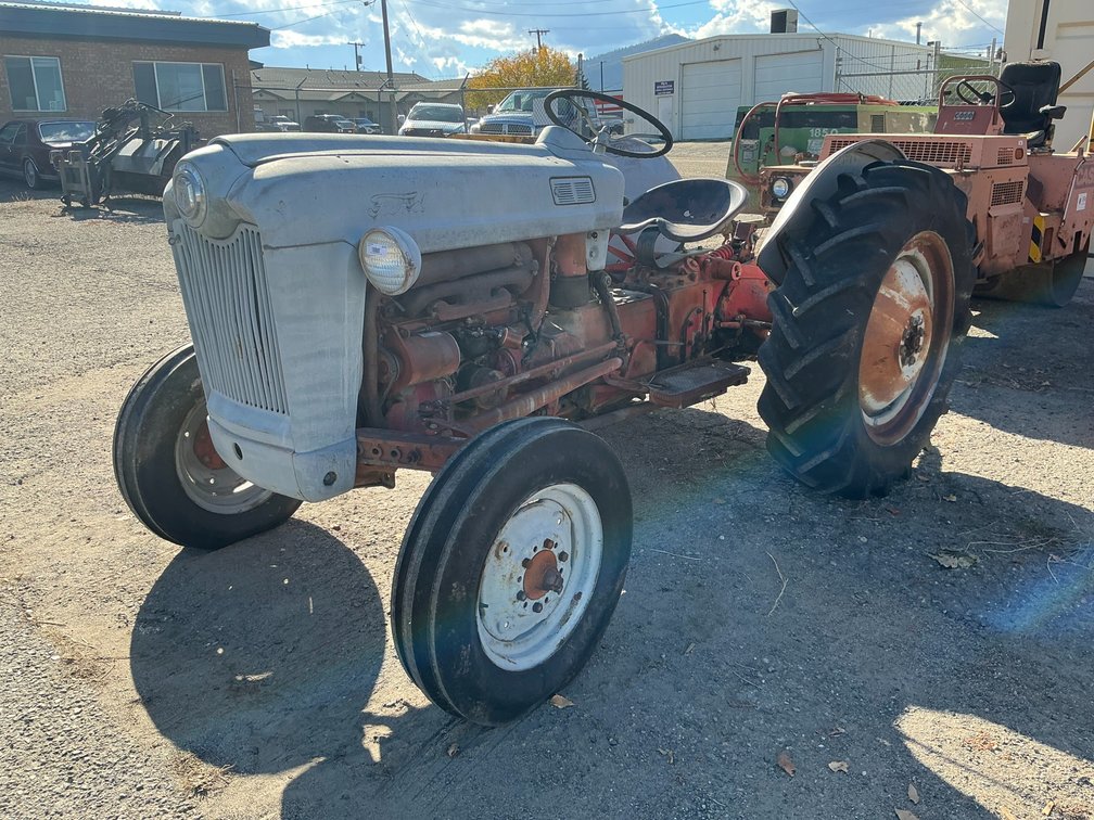 Ford Jubilee Tractor - Serial: T12705, 2WD, 4-Cylinder Gas Engine, Showing 1700 Hours, 4-Speed Transmission, 3Pt., PTO, Fair Rubber