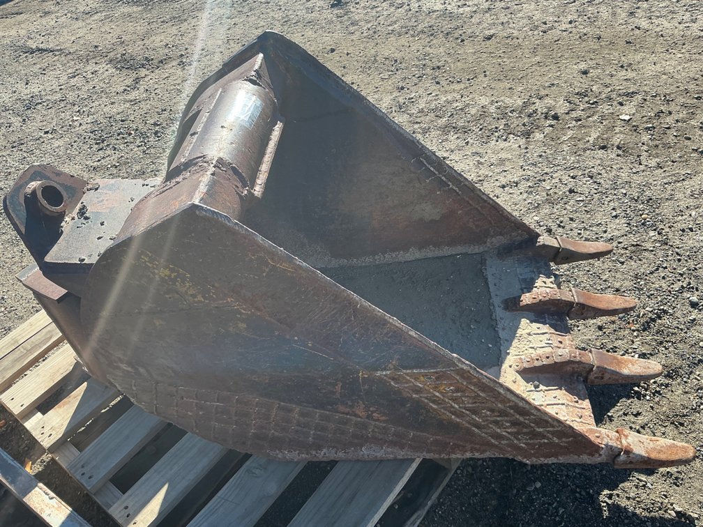 24" Wain-Roy Quick Attach Style Backhoe Bucket With (2) Adapter Plates
