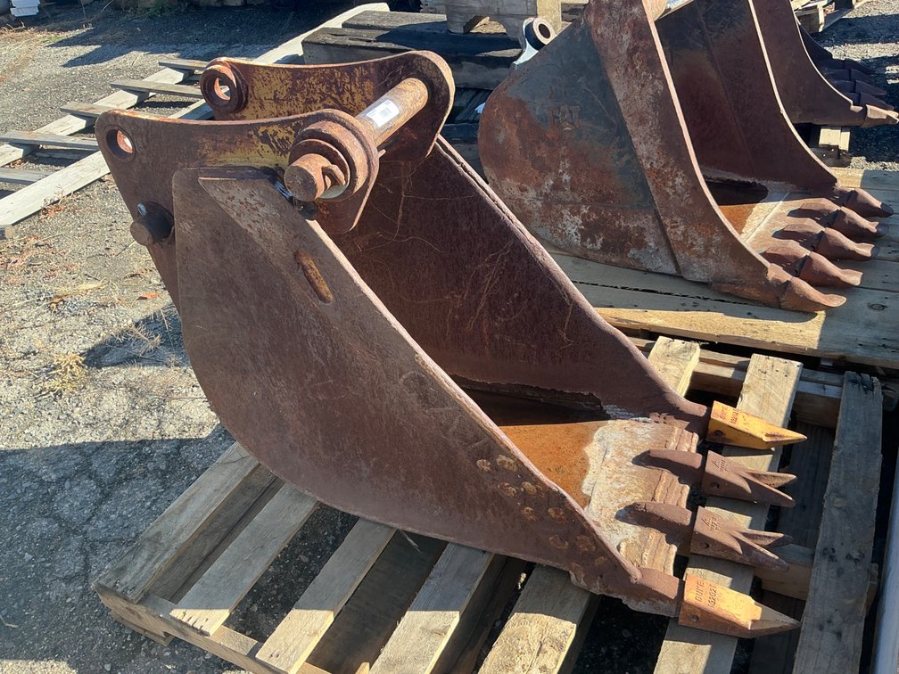 CAT 18" Pin-On Direct Mount Backhoe Bucket