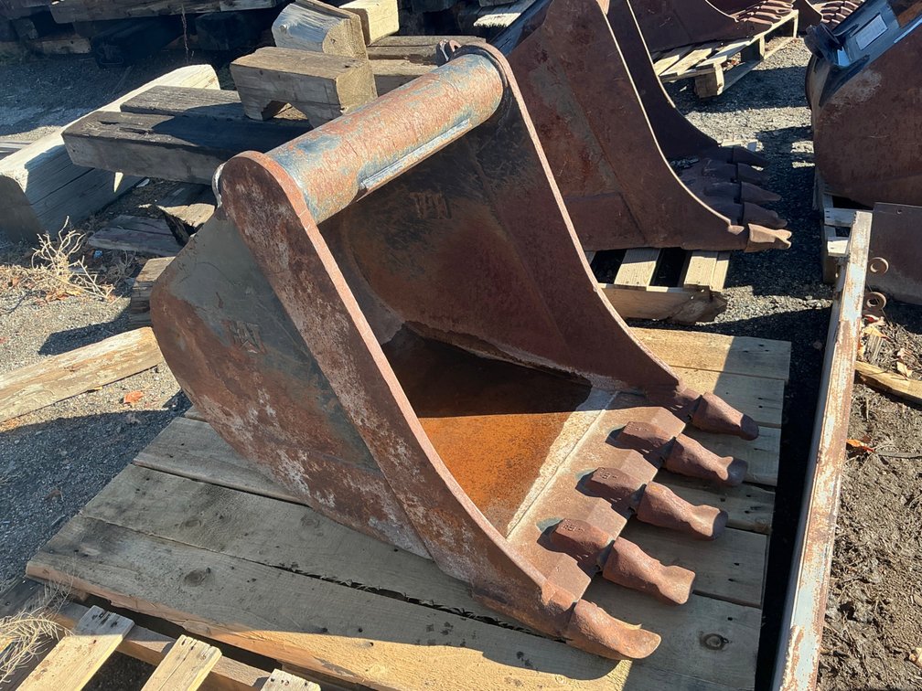 CAT 24" Pin-Lock Coupler Backhoe Bucket