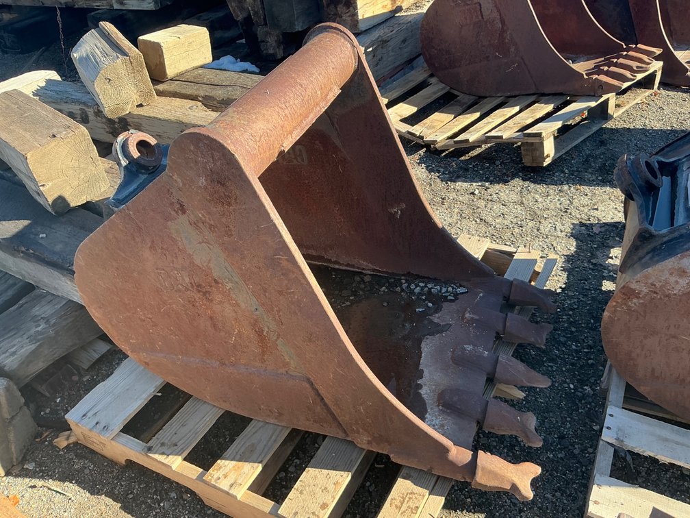 CAT 24" Pin-Lock Coupler Backhoe Bucket