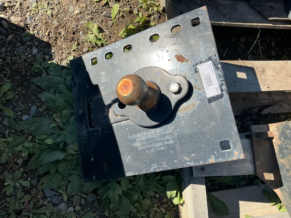 Pickup Gooseneck Hitch (No Brand Shown)