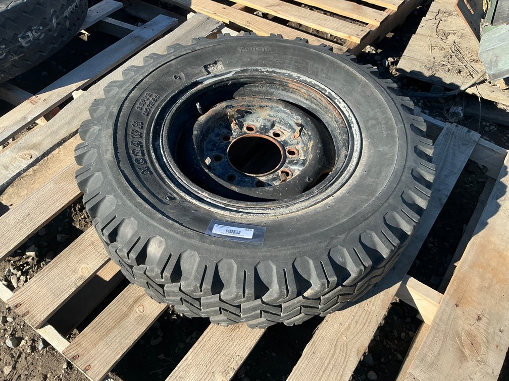 (1) 7.00-15 Tire On 8-Lug Steel Wheel (Side Wall Damage)
