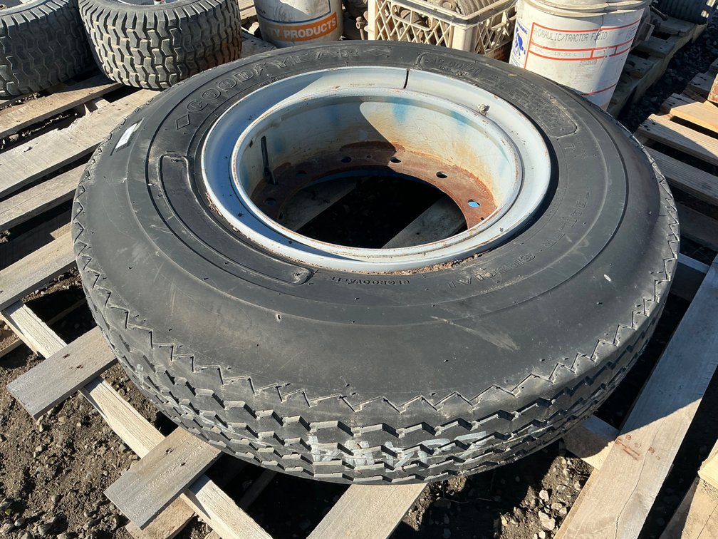 (1) 10.00-20 Truck Tire On Split Rim Steel Wheel - Fair Tread