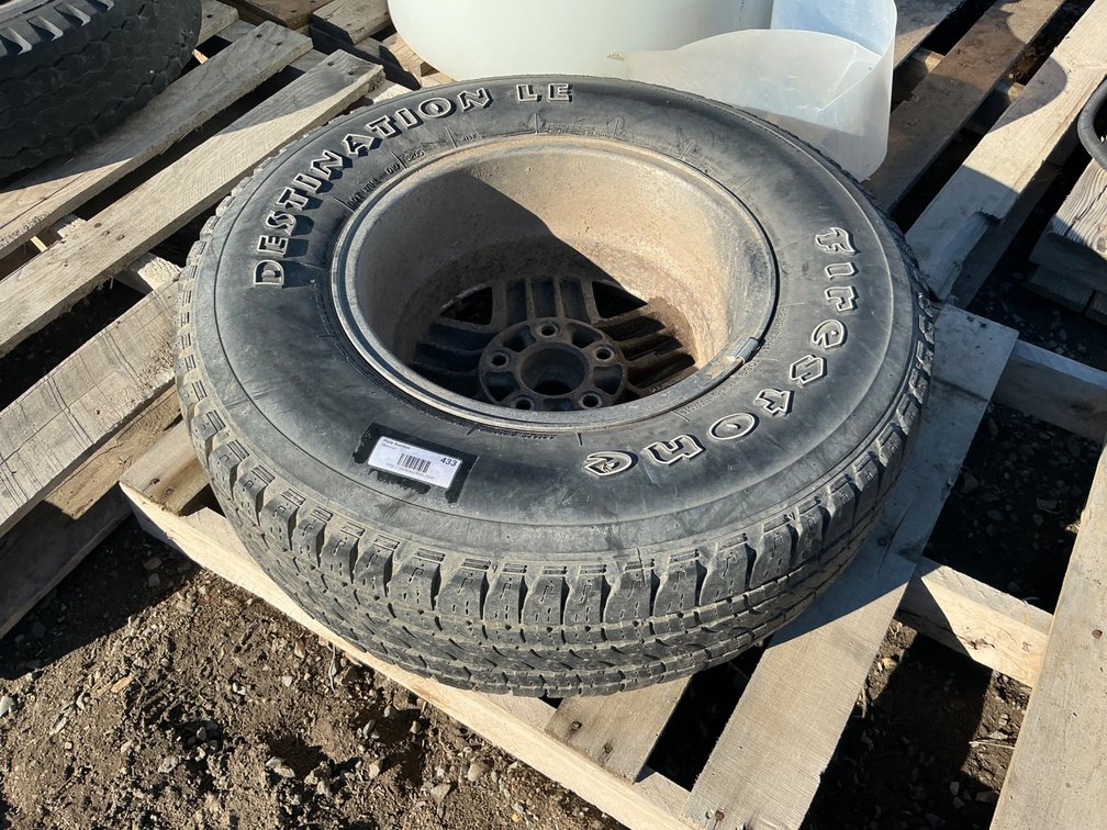 (1) P235/75R15 Tire On 5-Lug Aluminum Wheel - Fair Tread