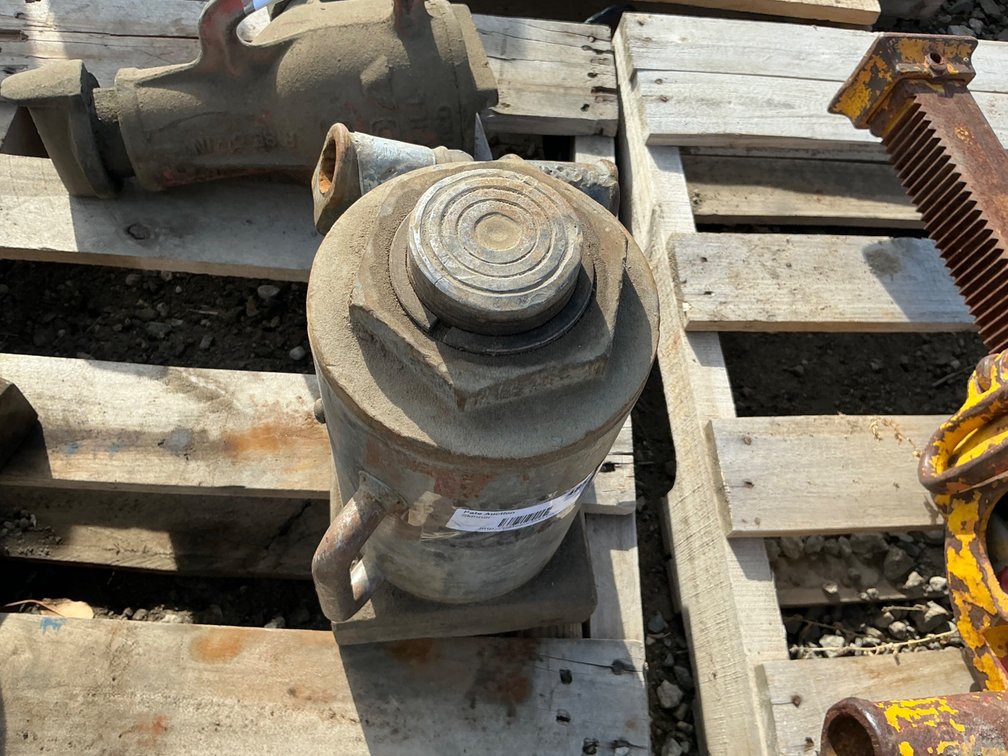 Large Bottle Jack (No Brand, Model Or Capacity Shown, No Jack Handle)