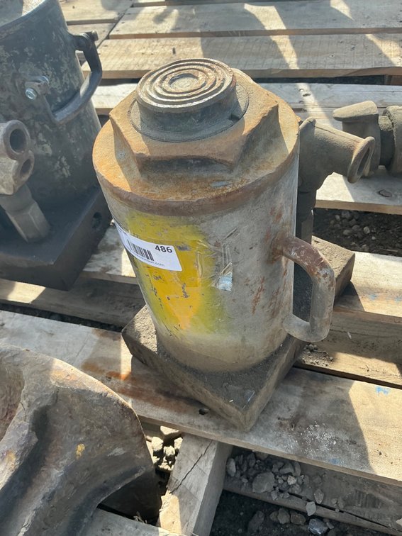Large Bottle Jack (No Brand, Model Or Capacity Shown, No Jack Handle)