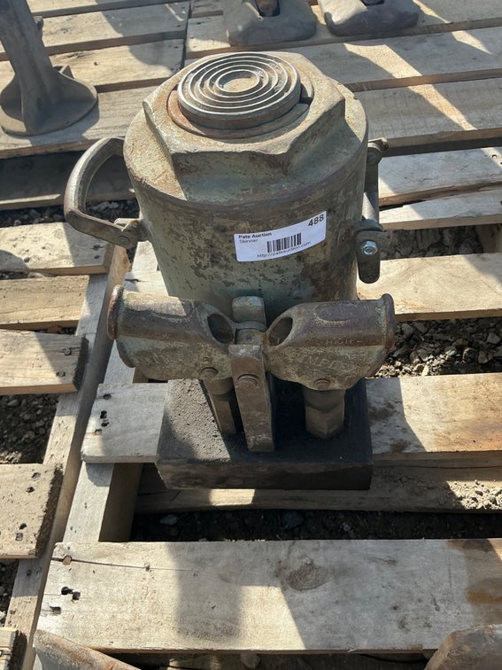 Large Bottle Jack (No Brand, Model Or Capacity Shown, No Jack Handle)
