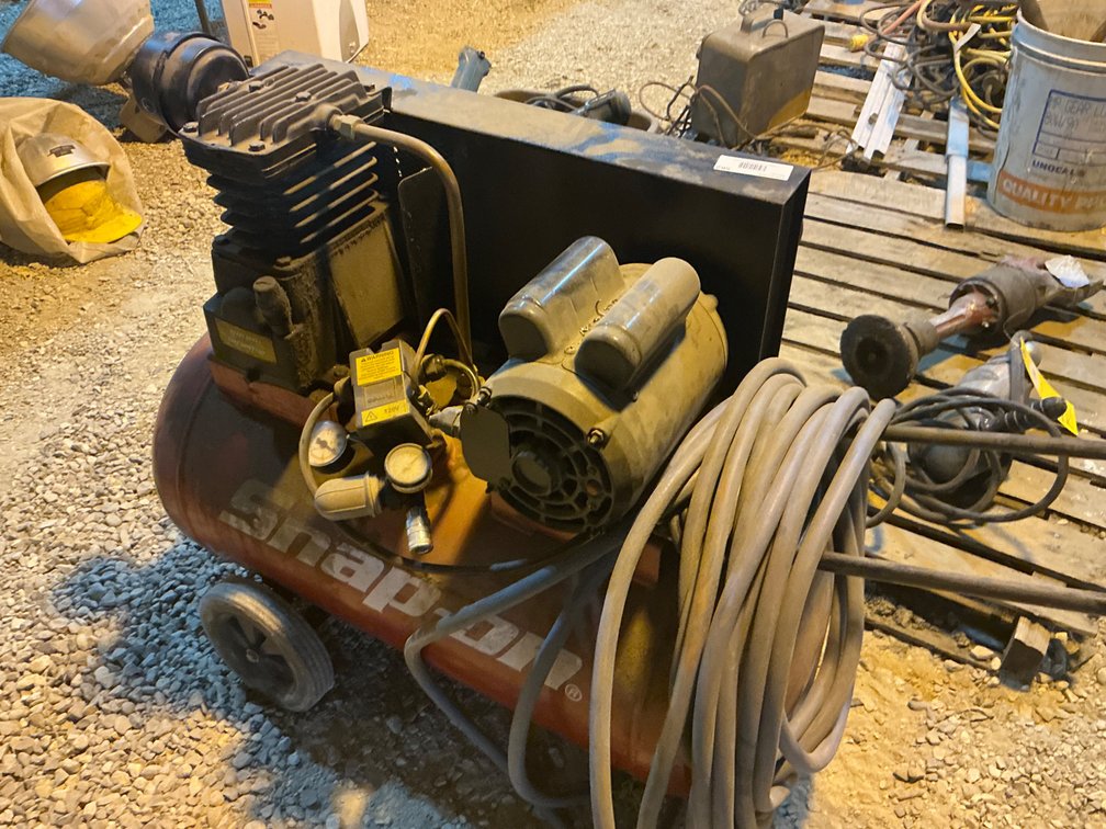 Snap-On Bid Red Model: BRA-401P Electric Compressor - Serial: 1689002, Mfg. Year: 2000, With Heavy Duty Cast Iron Pump, Motor: 1Ph, SLP - Hp, 3500Rpm, With Air Hose