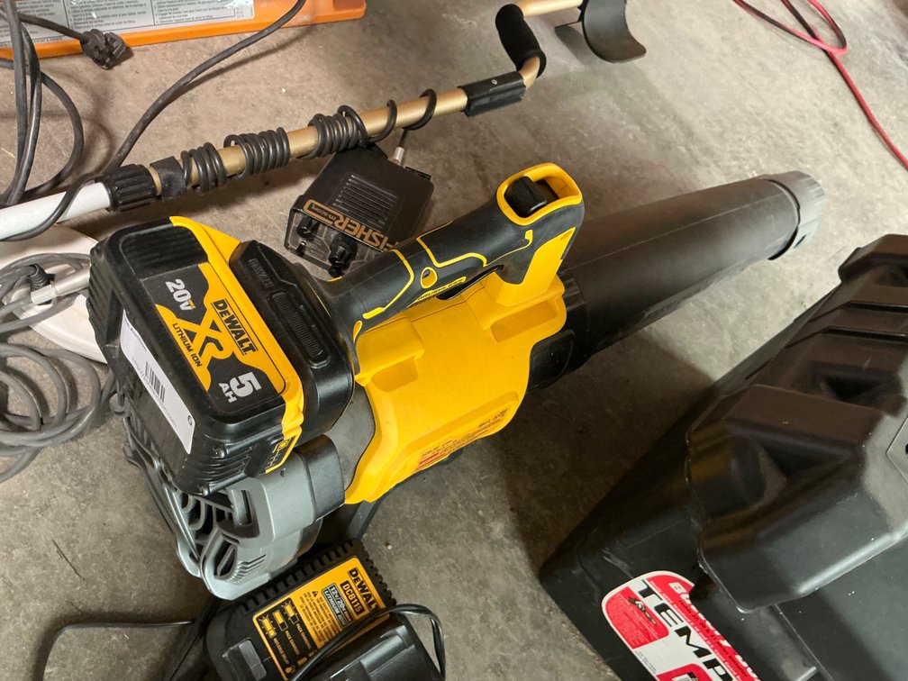Dewalt 20V Cordless Leaf Blower - Model: DCBL722 with Battery and Charger