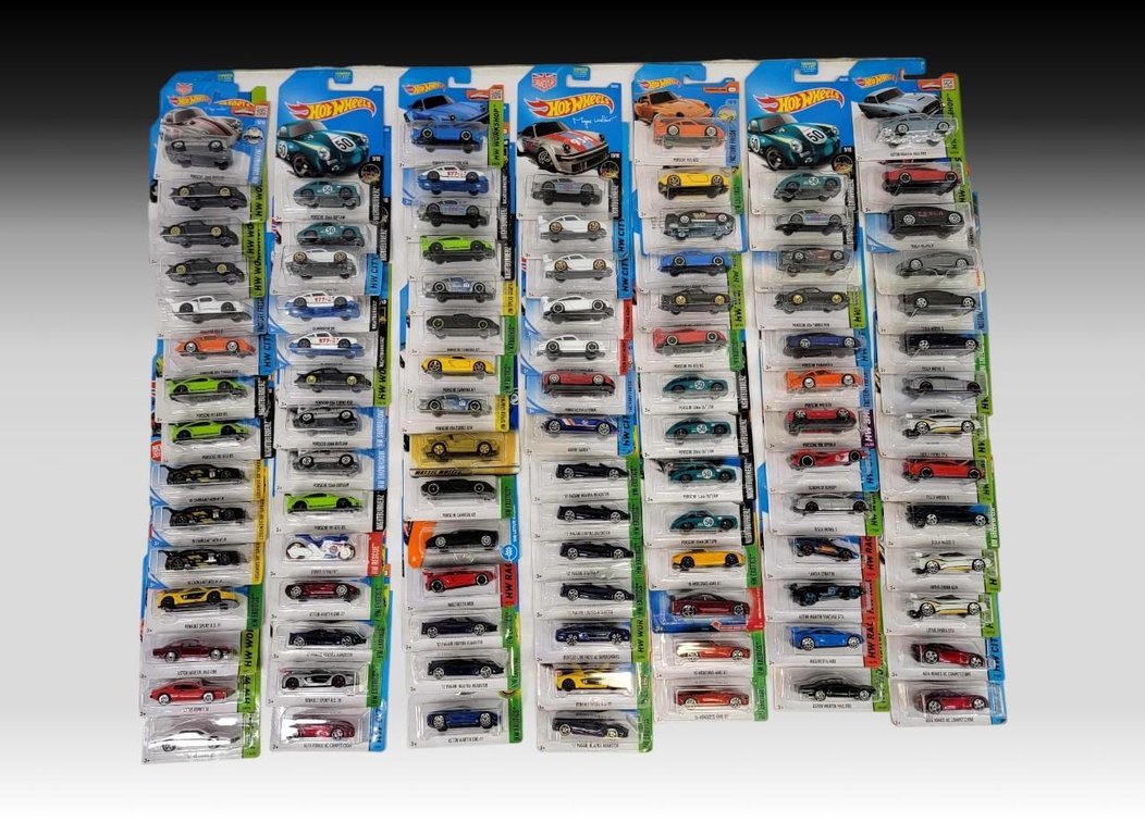 100x Hot Wheels Toy Vehicles