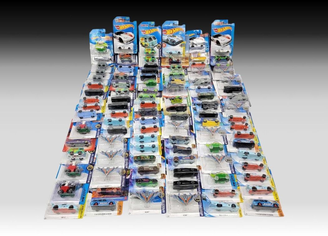 100x Hot Wheels Toy Vehicles