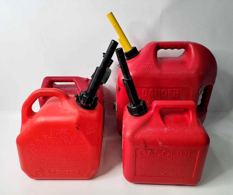 4x Plastic Gasoline Cans