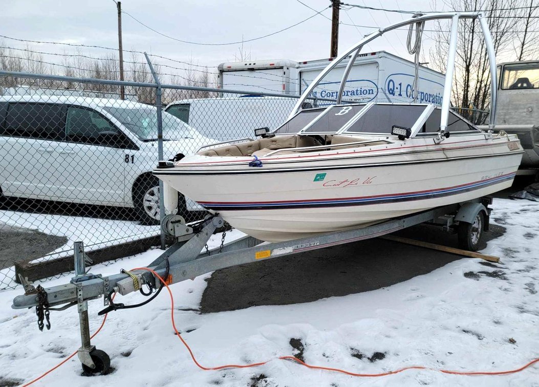 1986 Bayliner Capri Boat w/Wake Board Brace