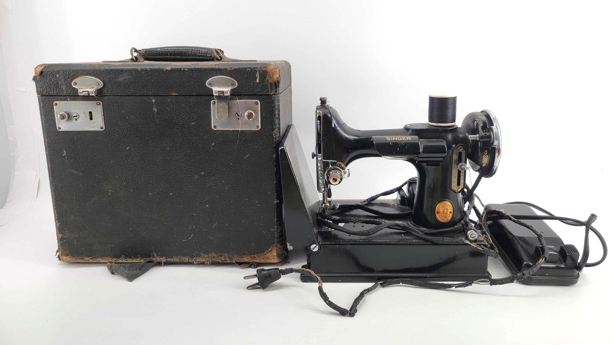 Singer Featherweight Portable Sewing Machine Model 221