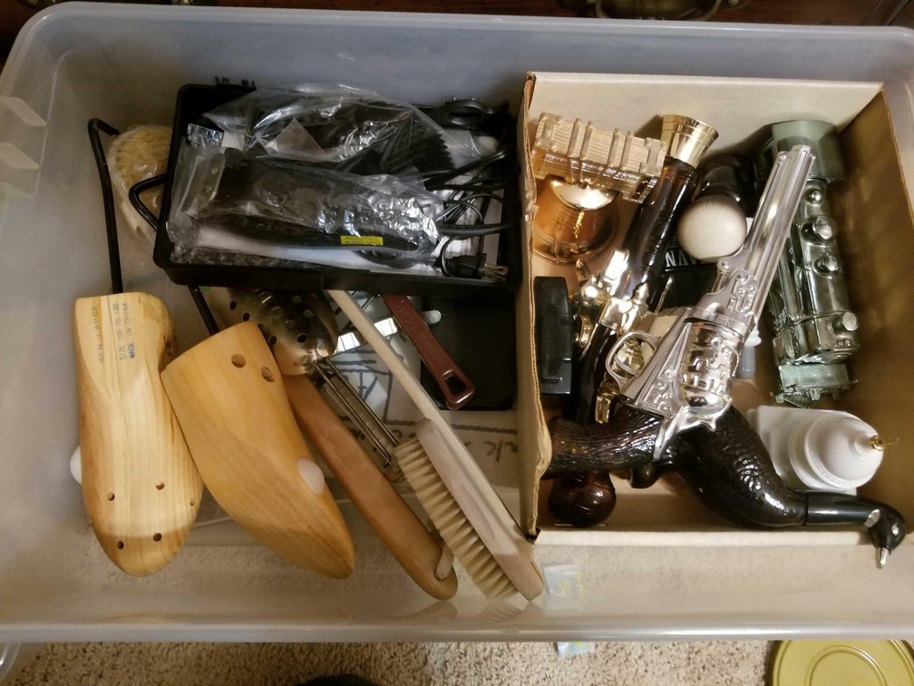 Box lot of miscellaneous goods 