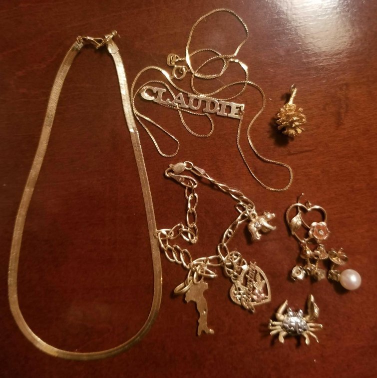 Lot of assorted solid gold jewelry with some diamonds 