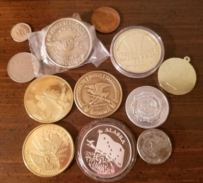 Assorted collectors coins including 1 oz .999 silver Johnson Matthey medallion