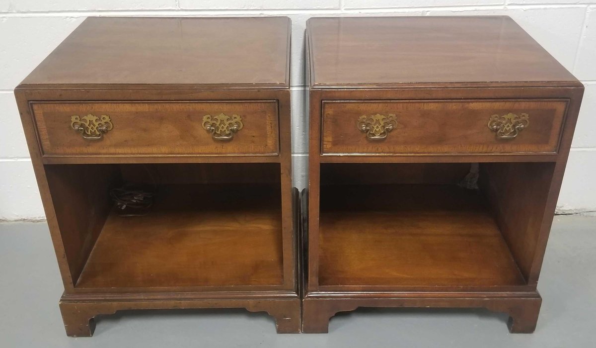 Set of Henredon's 18th century portfolio solid wood nightstands 