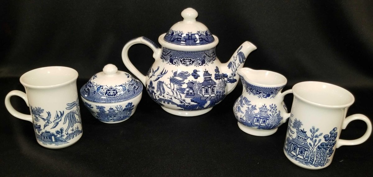 Five pieces of Blue Willow porcelain by Heritage Mint Collectibles 