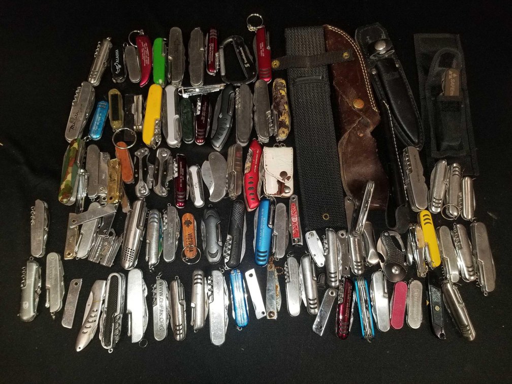Lot of assorted knives 