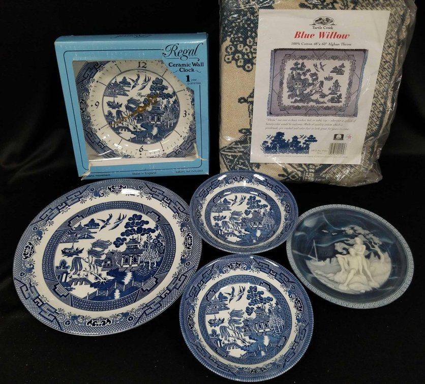Nice lot of predominately Blue Willow pattern collectibles 