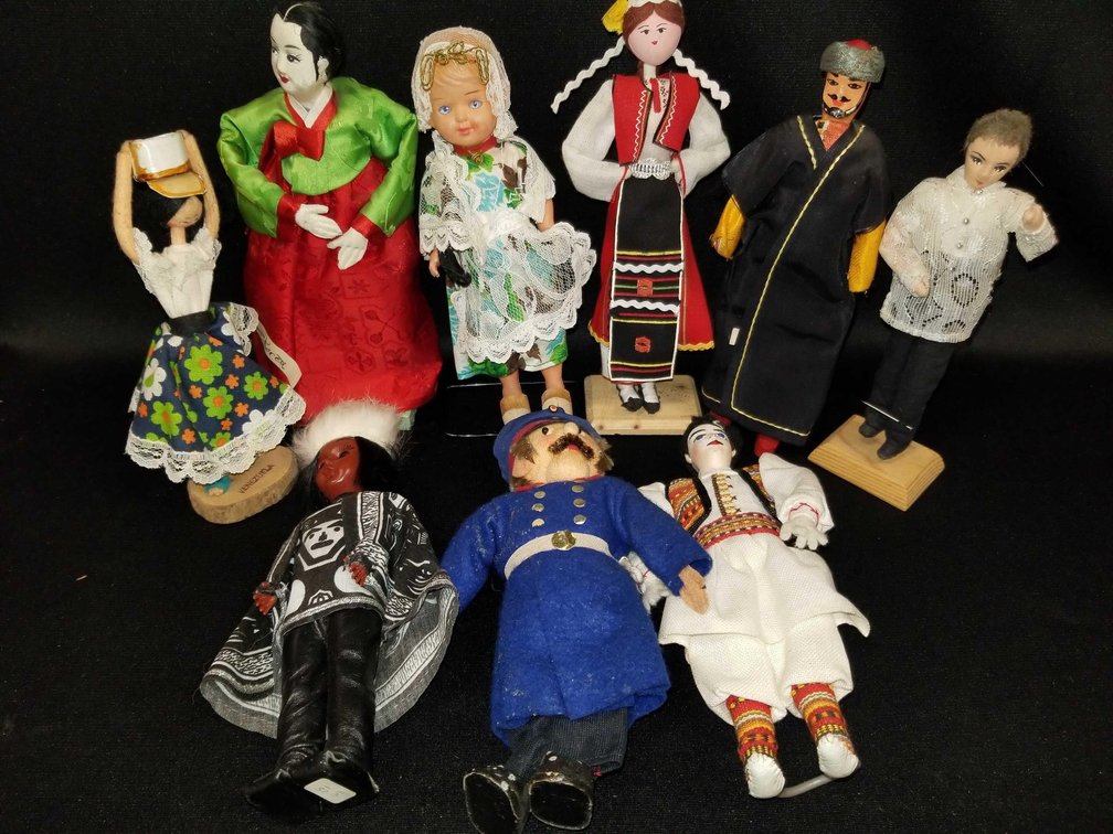 Lot of assorted world dolls 