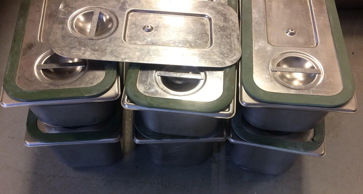 Air tight sealing serving pans 