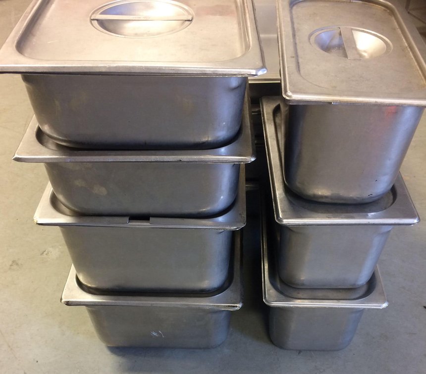 Metal servers with lids