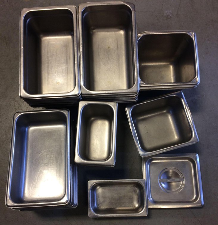 Small metal serving/prep pans