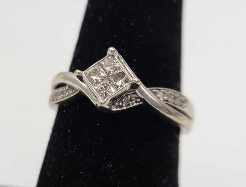 10K White Gold & Diamond Ring