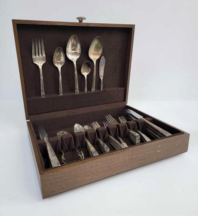 46x Oneida & Other Silverplate Pieces with Case