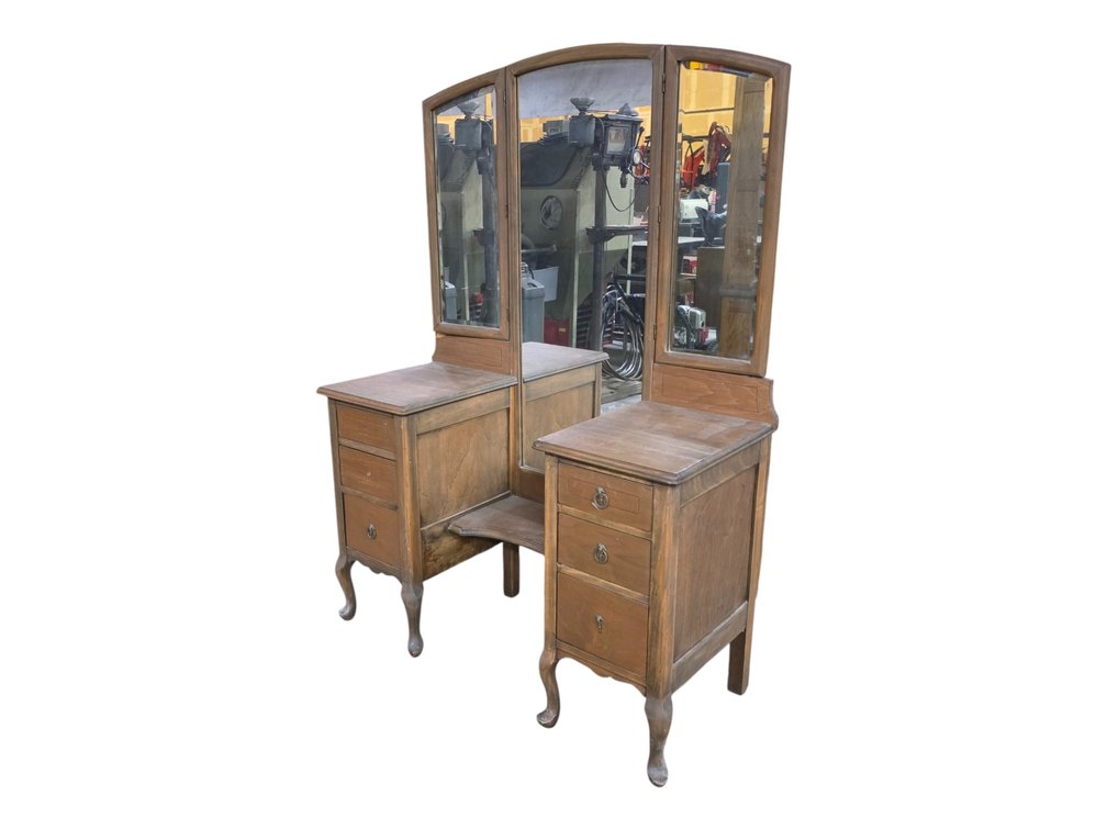 Tri-Fold Vanity w/ Mirror