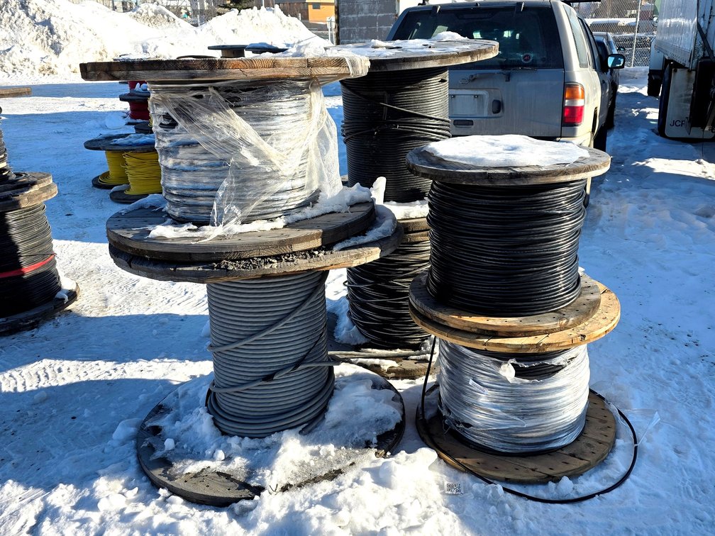 6x Industrial Cable Reels & Weather-Resistant Cables
