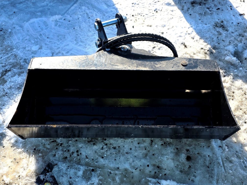 32" Hydraulic Tilt Bucket - TPM Industrial